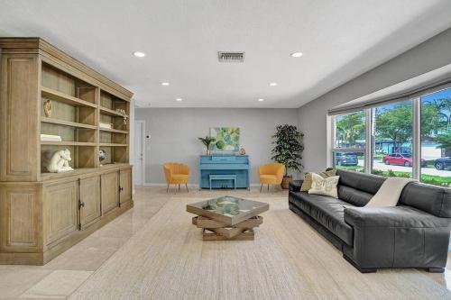 Garden Oasis Vila with Heated Pool near Hard Rock, Golf, FLL, Beach in Hollywood, USA