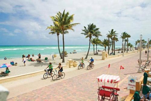 Garden Oasis Vila with Heated Pool near Hard Rock, Golf, FLL, Beach in Hollywood, USA