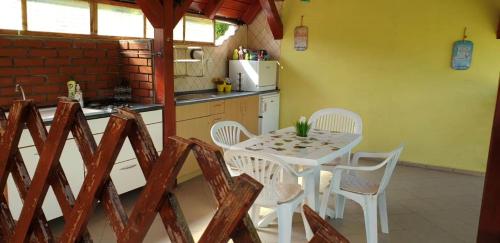 schönes Ferienhaus 500 m vom Freistrand am Balaton (schones Ferienhaus 500 m vom Freistrand am Balaton) in Balatonmáriafürdő