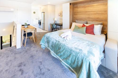 City Living: Upper Studio Haven on Wilmer - Apartment - Christchurch