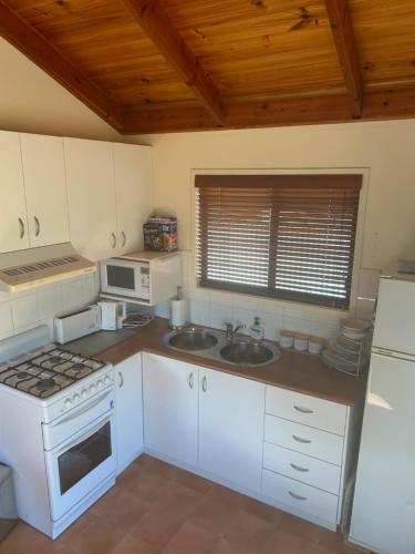 virtuve, River foreshore Cabin in Bridgewater on Loddon