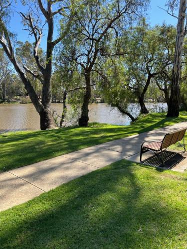 Skats, River foreshore Cabin in Bridgewater on Loddon