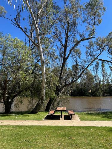 Skats, River foreshore Cabin in Bridgewater on Loddon