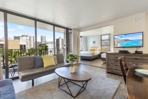 Light & Airy 8th Floor Ocean View Condo with Lanai condo