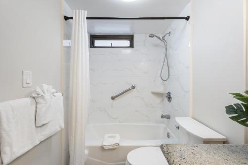 Light & Airy 8th Floor Ocean View Condo with Lanai condo