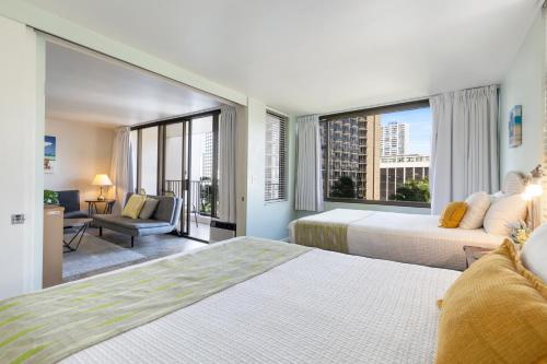 Light & Airy 8th Floor Ocean View Condo with Lanai condo