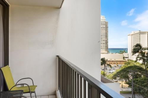 Light & Airy 8th Floor Ocean View Condo with Lanai condo