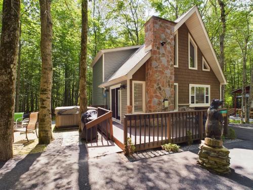 Luxurious Chalet in Arrowhead Lakes Exclusive Community, hammock, firepit, hot tub, pools, lakes, ski in Pocono Lake, USA
