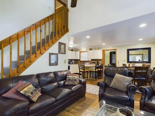 Luxurious Chalet in Arrowhead Lakes Exclusive Community, hammock, firepit, hot tub, pools, lakes, ski in Pocono Lake, USA