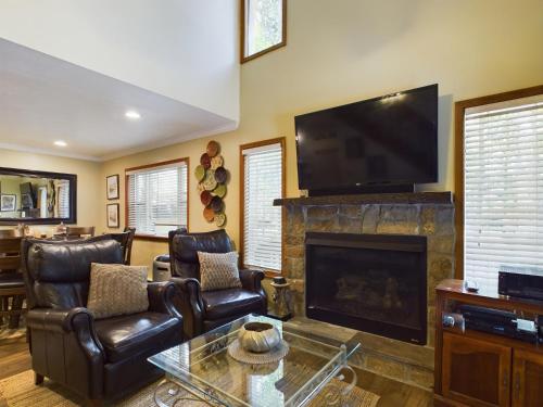Luxurious Chalet in Arrowhead Lakes Exclusive Community, hammock, firepit, hot tub, pools, lakes, ski in Pocono Lake, USA