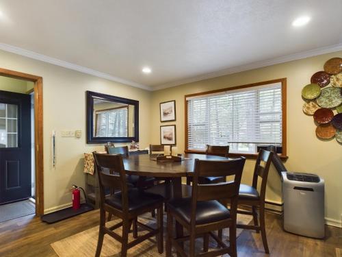 Luxurious Chalet in Arrowhead Lakes Exclusive Community, hammock, firepit, hot tub, pools, lakes, ski in Pocono Lake, USA