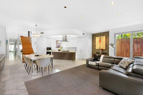 Exquisite Family Home Near Coogee Beach - image 7