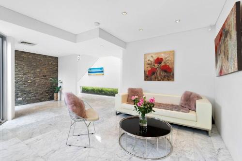 Exquisite Family Home Near Coogee Beach - image 12