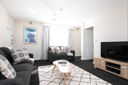 CBD Apartment by the Park: WiFi & Parking