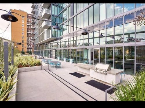 Snazzy 3Bed HighRise with Pool, Spa & Rooftop deck