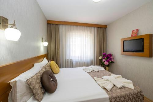 Standard Double Room image 7