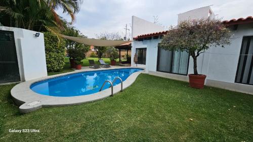 Casa de 1 nivel con alberca en fraccionamiento las Fincas. in Jiutepec, Mexico