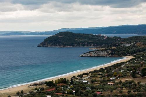 Lovely comfortable apartment on a hill by the sea