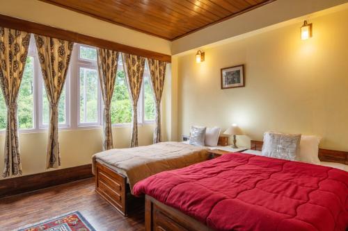 La Ipsing Farm by StayVista, A heritage property in orchards with Mountain views, featuring Outdoor games and A cozy balcony for a memorable stay