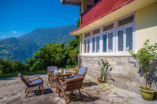 La Ipsing Farm by StayVista, A heritage property in orchards with Mountain views, featuring Outdoor games and A cozy balcony for a memorable stay