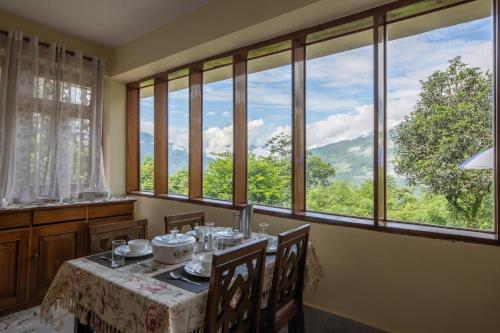 La Ipsing Farm by StayVista, A heritage property in orchards with Mountain views, featuring Outdoor games and A cozy balcony for a memorable stay