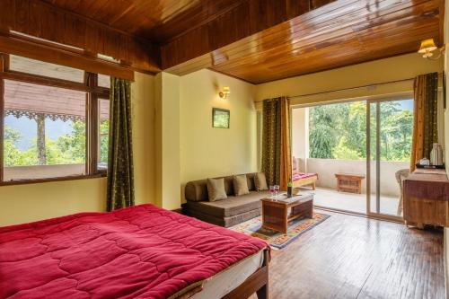 La Ipsing Farm by StayVista, A heritage property in orchards with Mountain views, featuring Outdoor games and A cozy balcony for a memorable stay