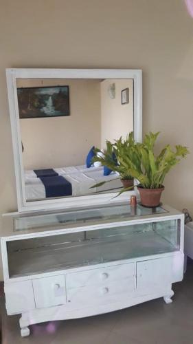 1 king bed, 1 twin bed