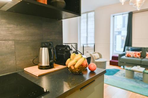 Le Marais Pl de la Bastille 3BD 3BTH for 10 guests - image 11