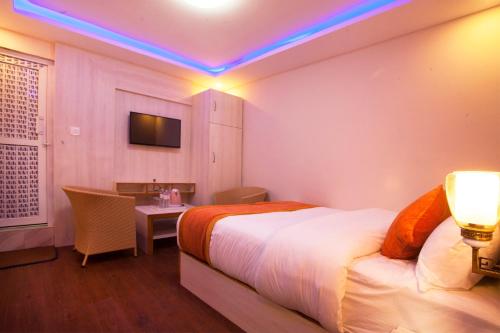 Deluxe Double Room room in OYO 817 Hotel Garden Flower