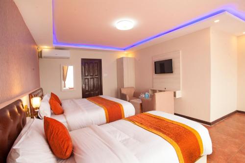 Deluxe Triple Room image 6