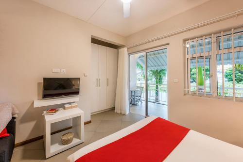 Studio with spacious balcony shared pool garden