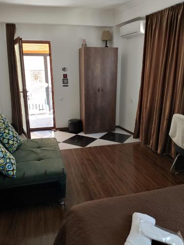 Two Lions Hotel – Tbilisi, MA