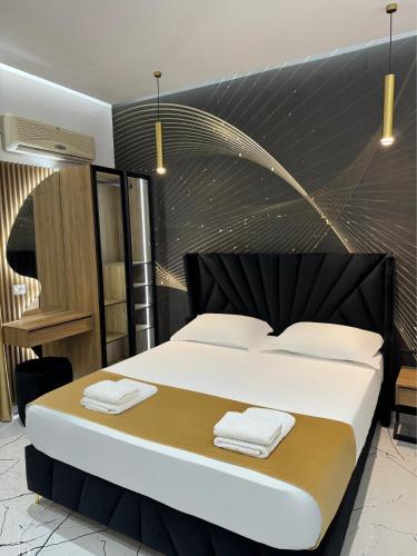 1 queen bed, 1 twin bed, 2 sofa beds