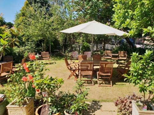 Kert, Victoria Park Lodge in Warwick