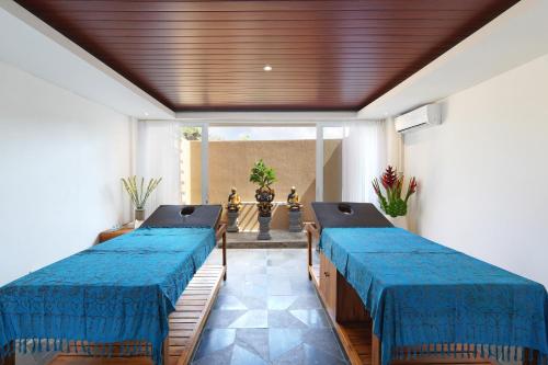 Spacious 3 Bedrooms Private Pool Beachfront Villa in Seminyak