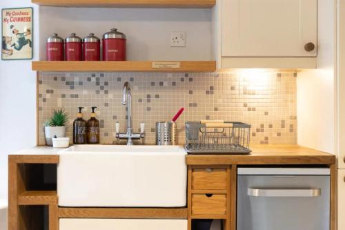Beautiful 1 Bed Flat in Vibrant Stockbridge! - image 11