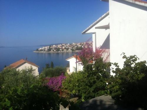 Gemütliches Ferienhaus in Okrug Gornji mit Großer Terrasse und Meerblick