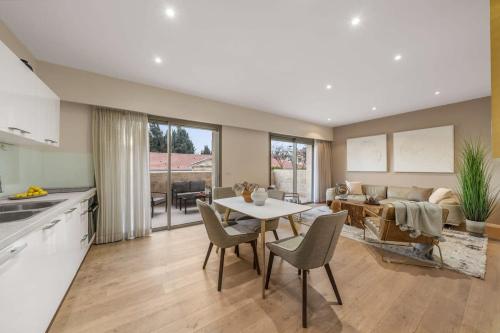 Luxurious Downtown Jerusalem Retreat with Balcony & Parking - main image