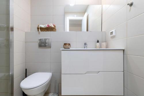 Modern & Comfortable 1-Bedroom Oasis with Luxury Amenities - image 7