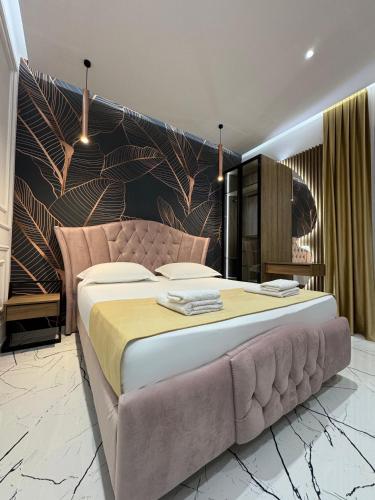 1 queen bed, 1 twin bed, 2 sofa beds