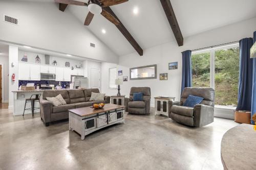 Private Lake Travis home with hot tub amenities in Lago Vista, USA