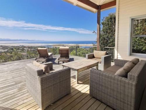 Phezulu Plett Penthouse, Eden