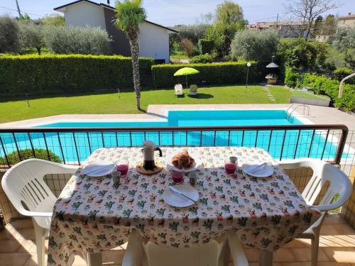 La Palma - Ferienwohnung in Lazise Terrasse und Blick auf dem Pool