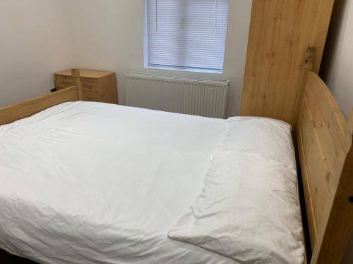 Private room, renovated with large size white desk In SE9 6PG
