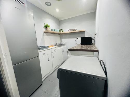 Kitchen, M & B Backpackers in Cape Town