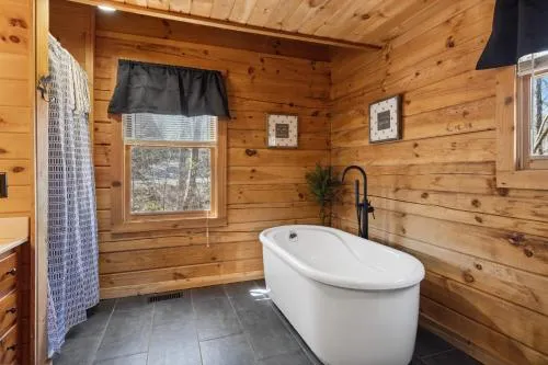 Cozy family friendly Cabin with hot tub, near Gatlinburg, Pigeon Forge, Dollywood photo 2