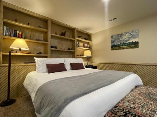 Couples Retreat with Hot Tub, Sauna and Steam Room in Fort Collins, USA