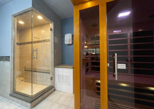 Couples Retreat with Hot Tub, Sauna and Steam Room in Fort Collins, USA