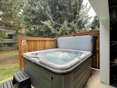 Couples Retreat with Hot Tub, Sauna and Steam Room