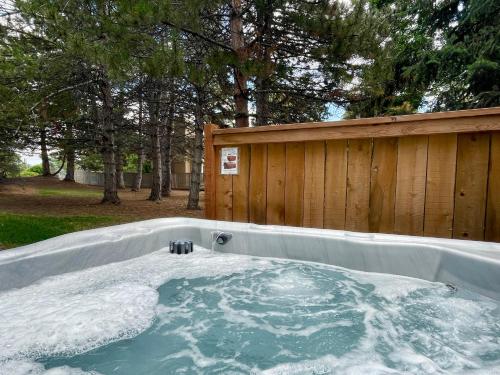 Couples Retreat with Hot Tub, Sauna and Steam Room